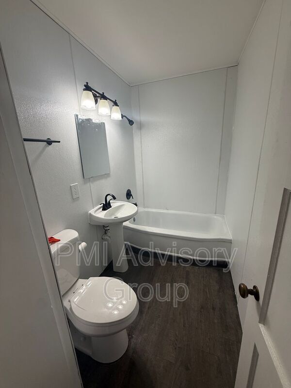 Building Photo - 424 NE Green St