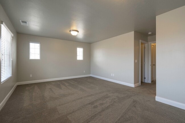 Building Photo - 3 Bedroom Townhome in Hidden Valley with C...