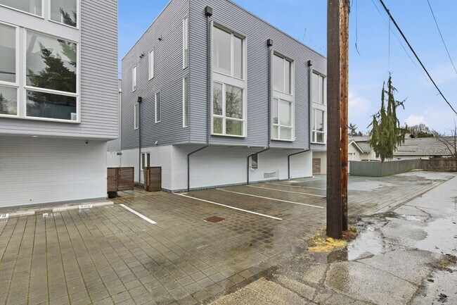 Building Photo - Modern 3BR Townhome with Rooftop Deck Near Downtown Seattle