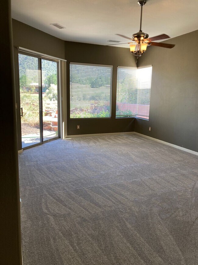 Building Photo - Open, light and bright, quiet Sedona Golf ...