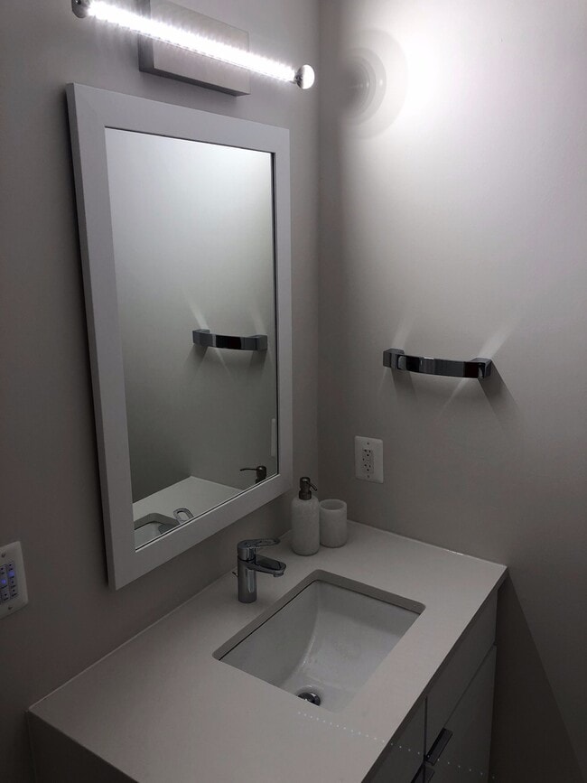 Building Photo - Luxe Apartment with Parking