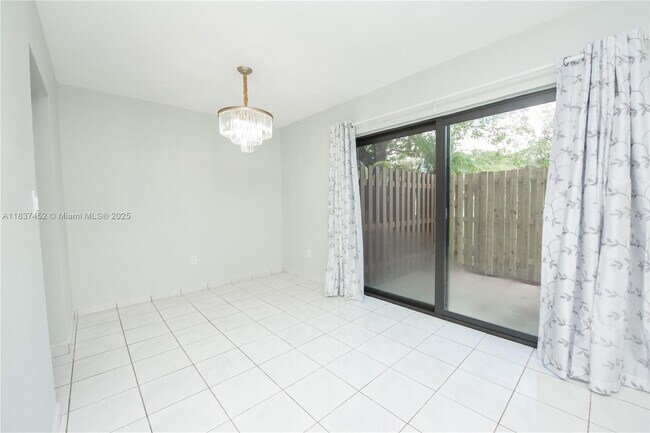Building Photo - 10945 SW 113th Pl