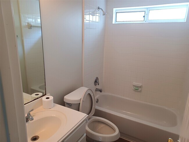 Building Photo - 13414 Beechglen Ln