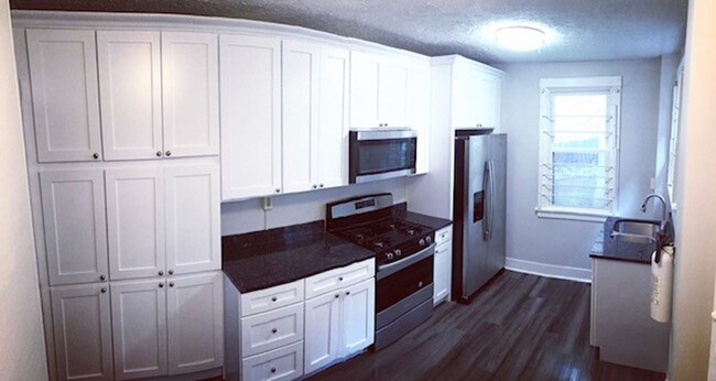 Building Photo - STUDENT RENTAL - HEART OF OAKLAND - 4 BR, ...