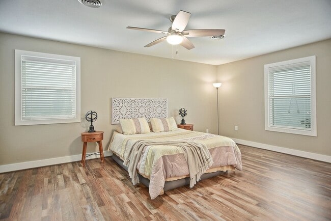 Building Photo - 8 Las Brisas Pl