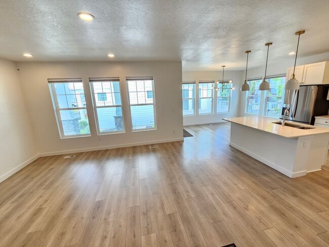 Building Photo - Amazing 4 Bed, 3.5 Daybreak Home with Office