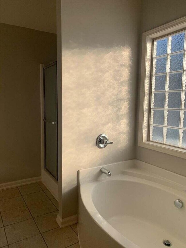 Building Photo - 772 Rosslyns Dale