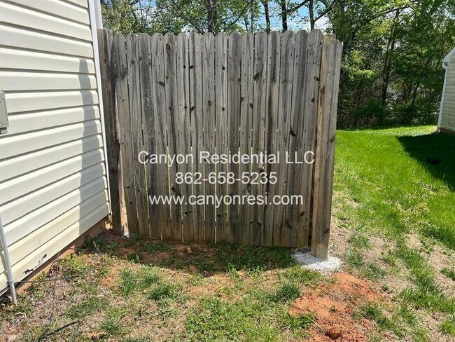 Building Photo - 461 Bedford Knoll Dr