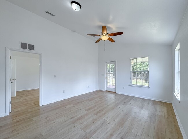 Building Photo - Renovated 3/2 House w/ New Paint/Flooring,...