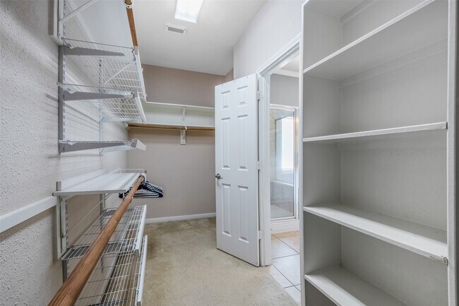 Building Photo - 7 Ebony Oaks Pl