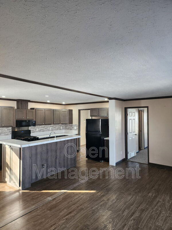 Building Photo - 511 E 1st St