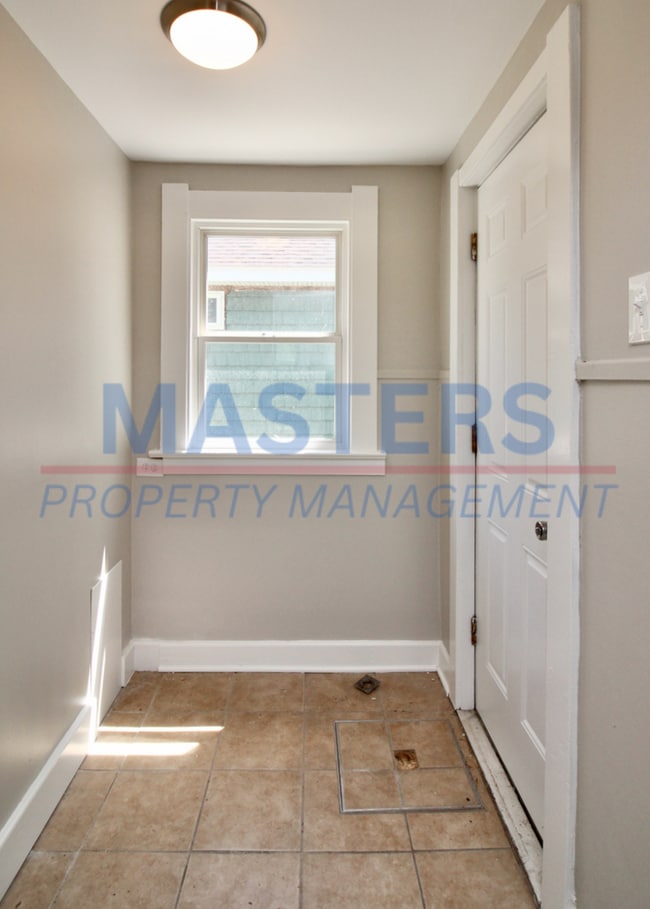 Building Photo - Three bedroom with 1 and a half bath tradi...