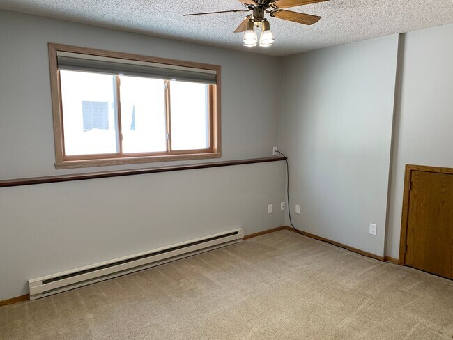 Building Photo - 4 Bed, 2 Bath Twinhome in South Fargo!