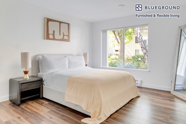 Building Photo - 900 Pepper Tree Ln