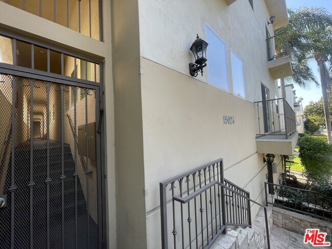 Building Photo - 15024 Magnolia Blvd