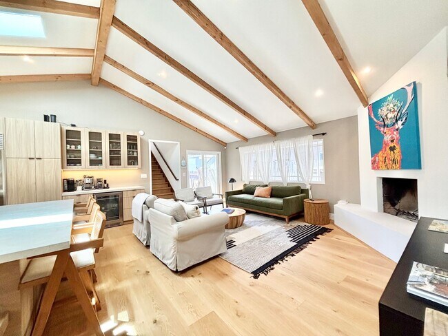 Building Photo - 5209 Wavecrest Way