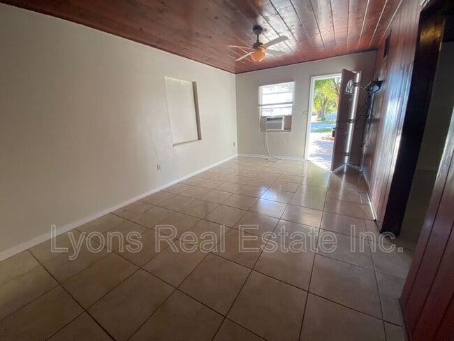 Building Photo - 1935 Ricardo Ave