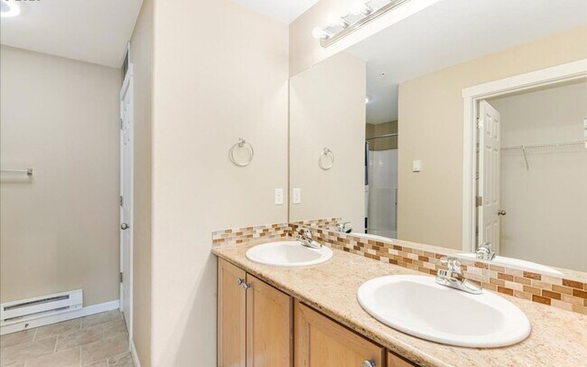 Building Photo - Bright 2BR / 2BA End-Unit Tanasbourne Condo w/ High Ceilings, Gas Fireplace, Private Balcony + At...