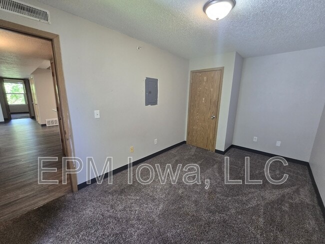 Building Photo - 64 Miller Ave SW