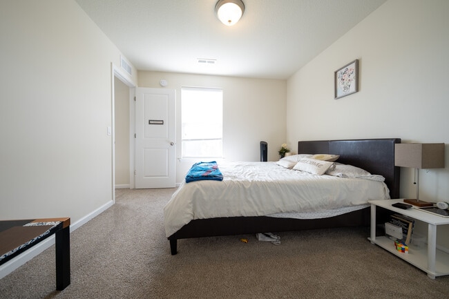 Building Photo - 5595 Queensland Ln N