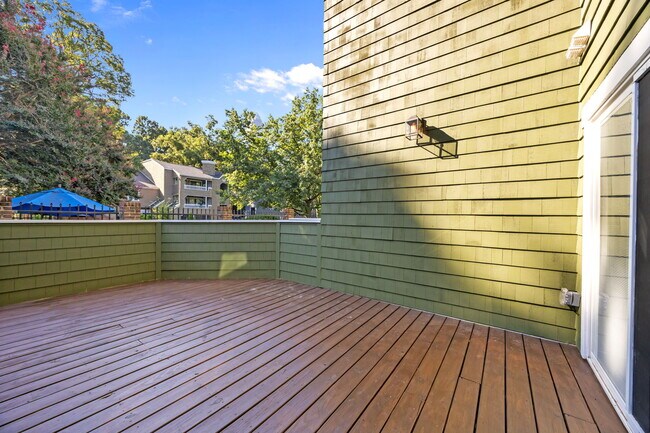 Building Photo - 425 W 8th St