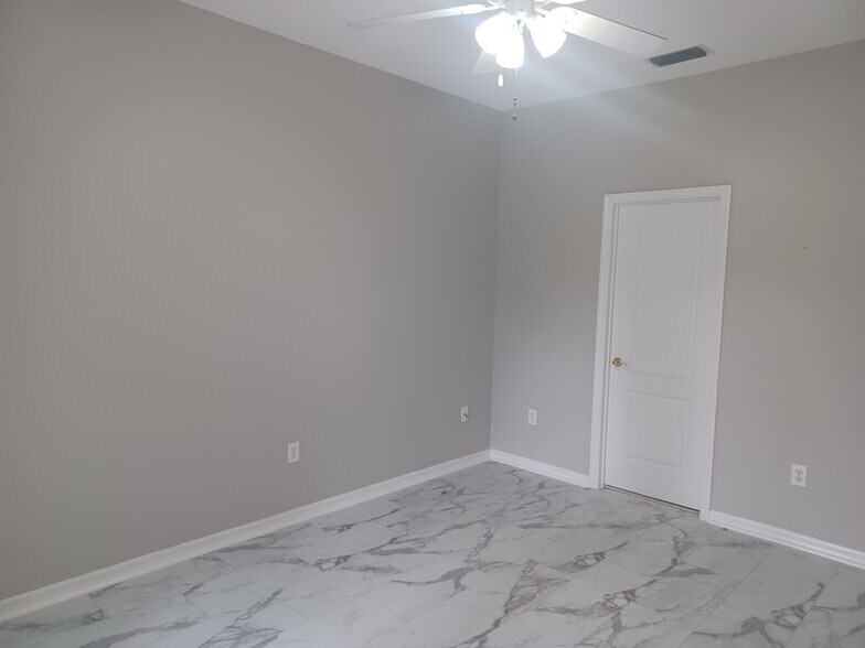 Building Photo - 2250 Candlewood Ln E