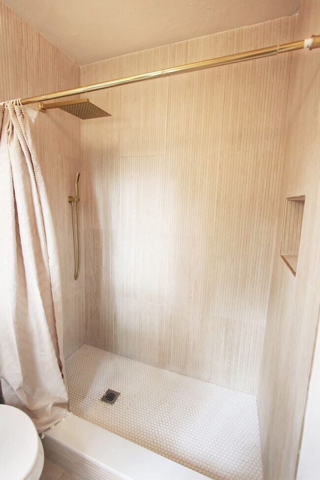 Building Photo - 102 W Emma St