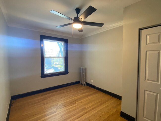 Building Photo - 5542 W Leland Ave