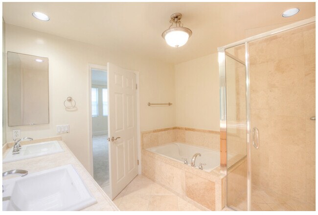 Building Photo - 10305 Almayo Ave