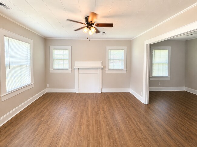 Building Photo - 406 Somers Ave
