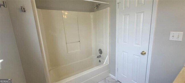 Building Photo - 2120 Fairways Ct