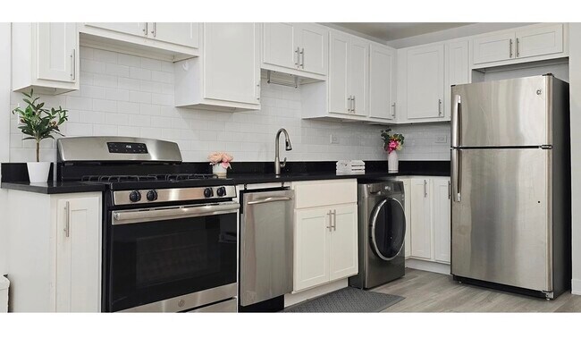 Building Photo - 732 W Roscoe St