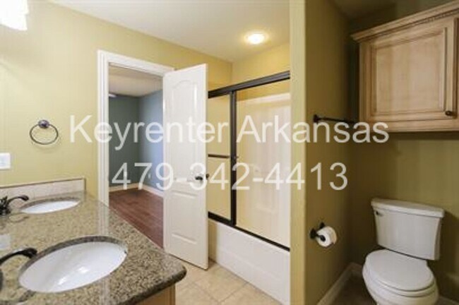 Building Photo - Gorgeous home in Bentonville!