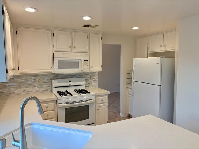 Building Photo - Beautiful Two Story Home with Large Yard - Oceanside