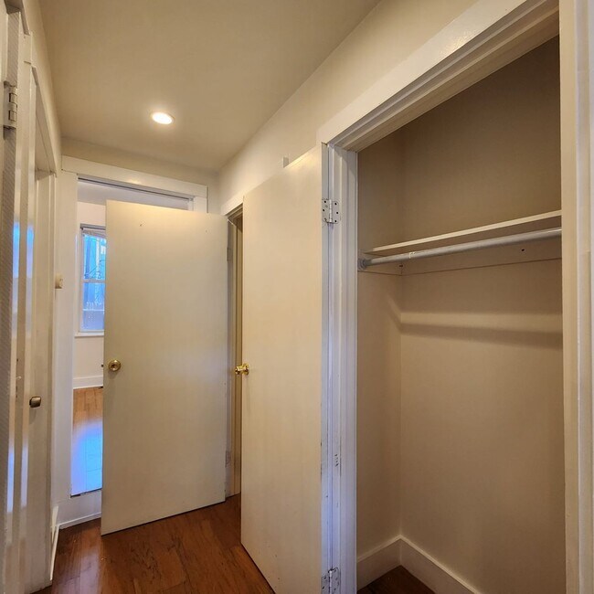 Building Photo - Bright and spacious one bedroom units in a great location in Brewerytown