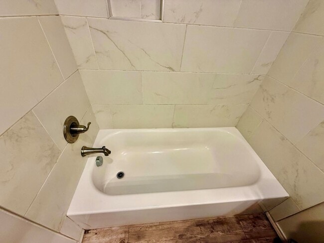 Building Photo - 909 Manchester Ct