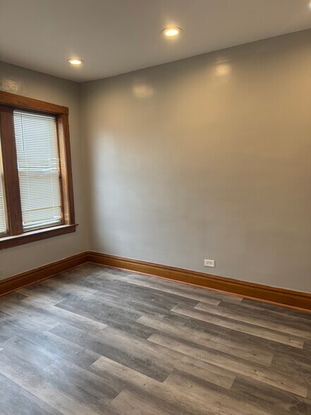 Building Photo - 5924 S Maplewood Ave