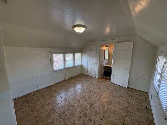 Building Photo - Cozy Upstairs Unit in Dinuba Near Shopping...