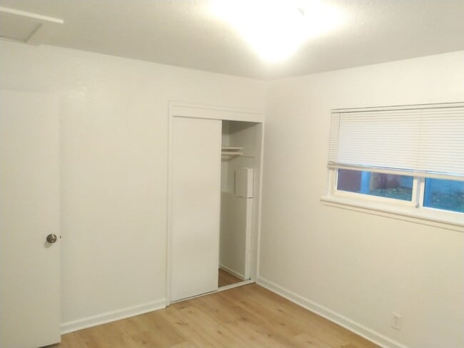 Building Photo - 3 bed 1 bath available in North Highlands!