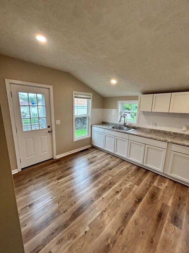 Building Photo - 908 Garfield Ave