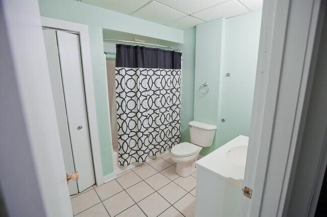 Building Photo - 829 Flat St NE