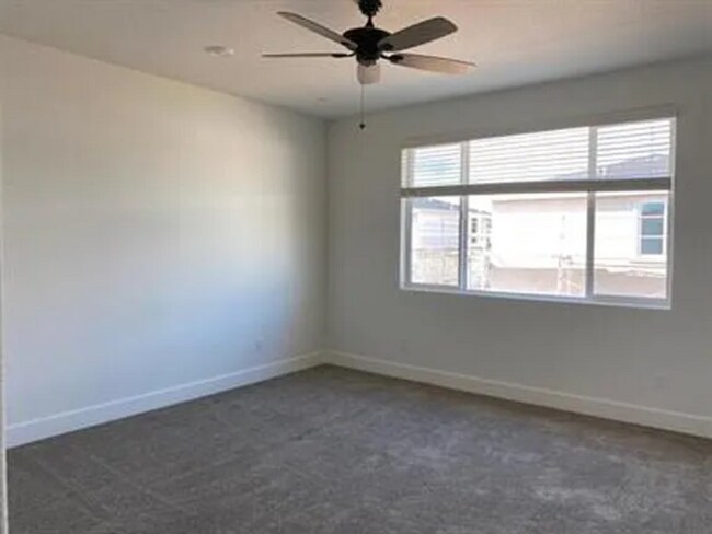 Building Photo - 2434 Urdaneta Way