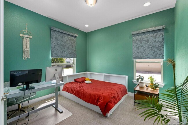 Building Photo - Charming Home Awaits: Spacious & in a Prime Location