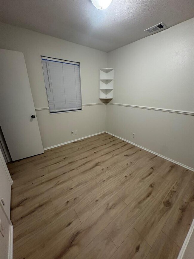 Building Photo - 4009 Hillside Dr