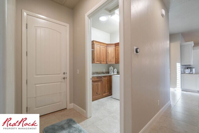 Building Photo - Stunning 2 Bedroom Fully Furnished Home. Community Pool & Mini Golf!