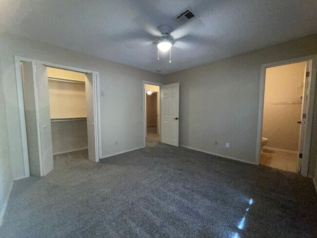 Building Photo - Charming 3-Bedroom with Fenced Yard & Cove...
