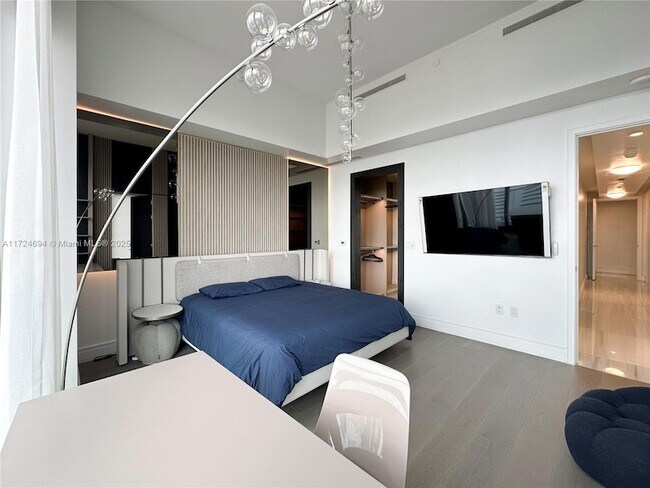 Building Photo - 17901 Collins Ave