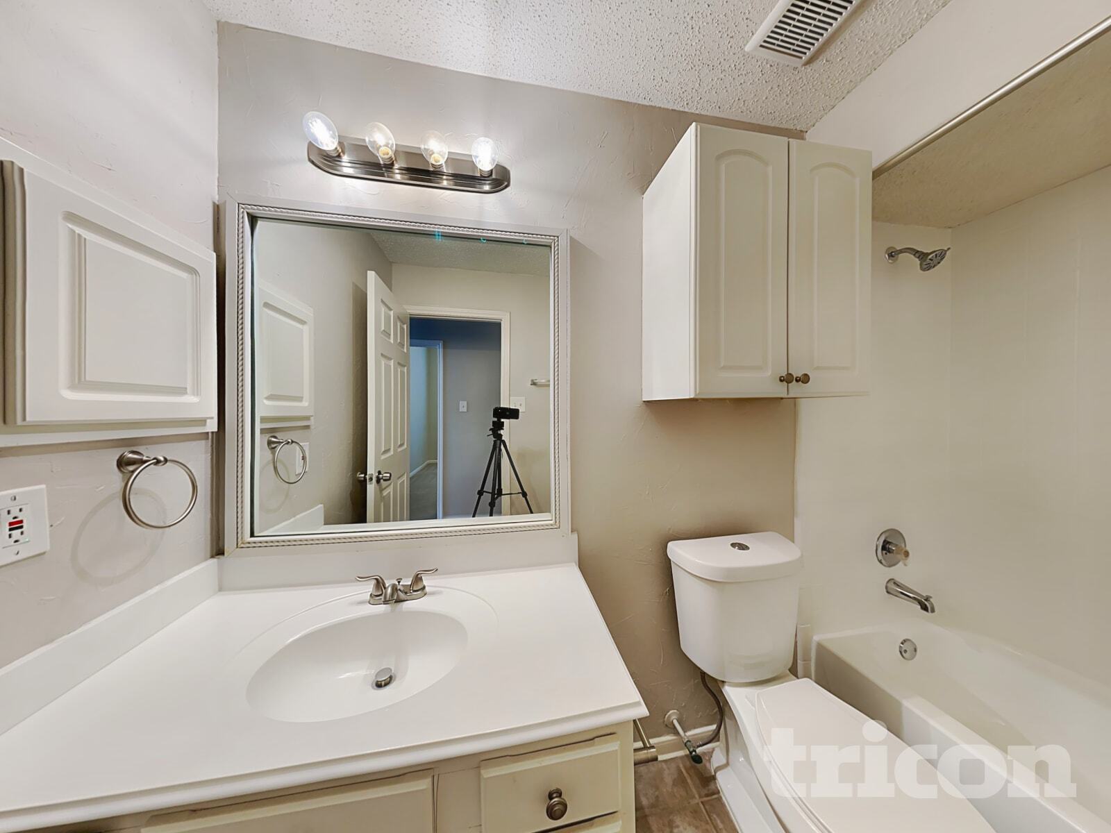 Building Photo - 1041 Essex Dr