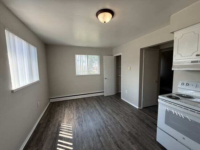 Building Photo - 3 Bed 1.5 Bath Townhome  in Wyoming
