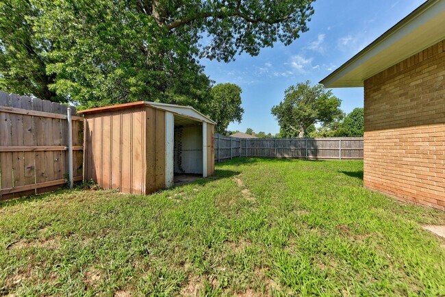 Building Photo - Fully Renovated 4 Bed, 2 Bath Just Minutes from Campus